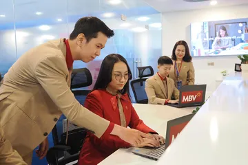 Nhân viên một doanh nghiệp làm việc ở Trung tâm Tài chính quốc tế Việt Nam tại TPHCM. Ảnh: HOÀNG HÙNG 
