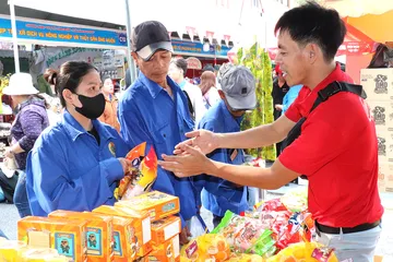 Công nhân mua hàng hóa tại phiên chợ do Liên đoàn Lao động TPHCM tổ chức. Ảnh: THÁI PHƯƠNG