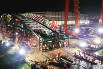 Đưa vòm thép cầu đi bộ qua sông Sài Gòn xuống sà lan 