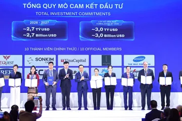 Chủ tịch UBND TPHCM Nguyễn Văn Được và Phó Chủ tịch UBND TPHCM Trương Minh Huy Vũ trao quyết định công nhận tư cách thành viên cho 10 doanh nghiệp tại VIFC-HCMC. Ảnh: HÙNG TRIỀU