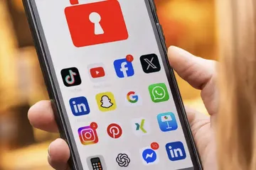 (Ảnh minh họa) Biểu tượng của các nền tảng mạng xã hội trên điện thoại. Ảnh: DW.