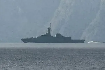 Một tàu hải quân di chuyển ở khu vực Eo biển Hormuz ngày 1-3. Ảnh: rnz.co.nz/TTXVN