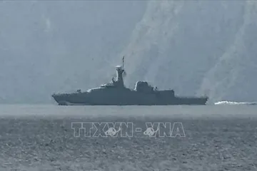 Một tàu hải quân di chuyển ở khu vực eo biển Hormuz ngày 1-3. Ảnh: rnz.co.nz/TTXVN