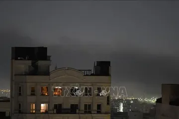 Khói bốc lên sau các vụ nổ tại Tehran, Iran sáng 23-3. Ảnh: THX/TTXVN