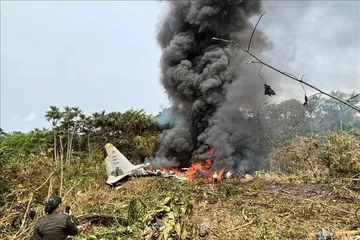 Hiện trường vụ rơi máy bay quân sự ở Putumayo, Colombia, ngày 23/3/2026. Ảnh: THX/TTXVN