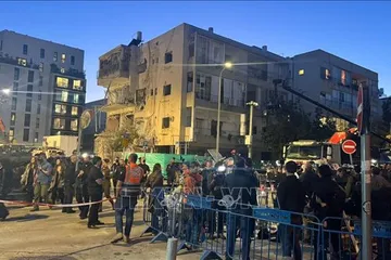 Khu vực bị trúng tên lửa nằm ở trung tâm thành phố Tel Aviv. Ảnh: TTXVN