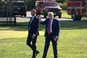 Tổng thống Mỹ Donald Trump (phải) tại Nhà Trắng ở Washington, D.C., ngày 10/4/2026. Ảnh: THX/TTXVN