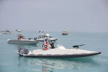 Tàu của Lực lượng Vệ binh Cách mạng Hồi giáo Iran (IRGC) tại lễ kỷ niệm Ngày Vịnh Persia quốc gia ở Vịnh Persia, gần Bushehr. Ảnh: THX/TTXVN