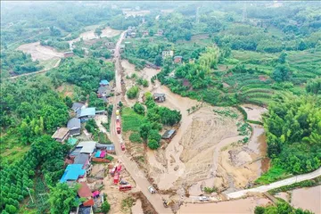 Hiện trường sạt lở đất do lũ quét tại quận Vĩnh Xuyên, Trùng Khánh, Trung Quốc, ngày 25-5. Ảnh: THX/TTXVN.