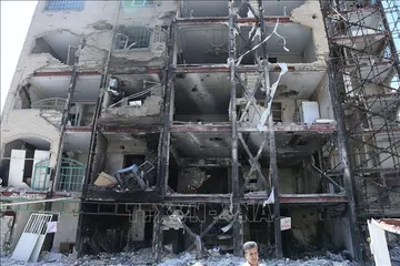 Tòa nhà bị phá hủy sau một cuộc không kích tại Tehran, Iran. Ảnh: THX/TTXVN