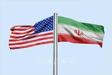 Quốc kỳ Mỹ và Iran. Ảnh: IRNA/TTXVN