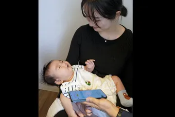 Ứng dụng Babylingual có thể 'phiên dịch' tiếng trẻ khóc giúp cha mẹ biết được lý do con khóc. Ảnh: Kyodo News