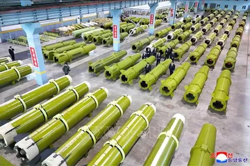 Nhà lãnh đạo Triều Tiên Kim Jong Un thị sát doanh nghiệp thuộc ngành công nghiệp vũ khí. Ảnh tư liệu: KCNA/TTXVN