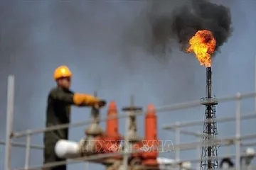 Nhân viên làm việc tại cơ sở khai thác dầu của Iran. Ảnh: IRNA/TTXVN