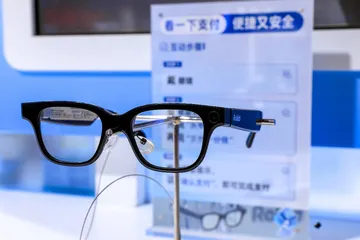 Một cặp kính trí tuệ nhân tạo (AI) được trưng bày tại Triển lãm Tài chính Quốc tế Trung Quốc 2026. Ảnh: VCG