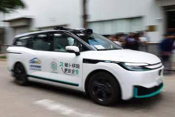 Một chiếc xe tự lái đang di chuyển tại Công viên Baidu Apollo ở Bắc Kinh năm 2026. Ảnh: VCG