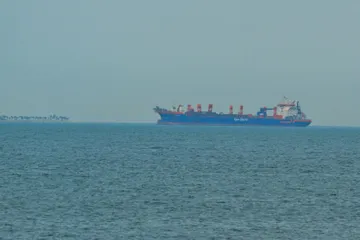 Tàu thương mại neo đậu ngoài khơi bờ biển Các Tiểu vương quốc Arab Thống nhất (UAE). Ảnh: Anadolu Agency/TTXVN