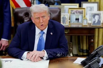 Tổng thống Mỹ Donald Trump ký sắc lệnh tại Nhà Trắng ở Washington ngày 31-1-2025. Ảnh tư liệu: TTXVN