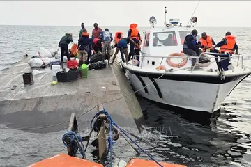 Hoạt động cứu hộ được tiến hành tại hiện trường vụ lật phà trên hồ Kariba, Zimbabwe ngày 12-8-2026. Ảnh: THX/TTXVN