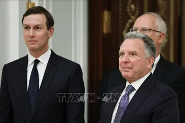 Đặc phái viên Steve Witkoff (phải) cùng ông Jared Kushner tới Moskva để hội kiến Tổng thống Nga về cuộc xung đột ở Ukraine, tháng 12-2025. Ảnh: Anadolu Agency/TTXVN