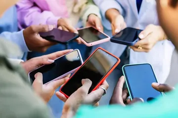EU đề xuất cấm hoàn toàn trẻ dưới 13 tuổi khỏi mạng xã hội. Ảnh minh hoạ: Getty