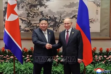 Tổng thống Nga Vladimir Putin (phải) và nhà lãnh đạo Triều Tiên Kim Jong Un tại cuộc gặp ở Bắc Kinh ngày 3-9-2025. Ảnh: Yonhap/TTXVN phát
