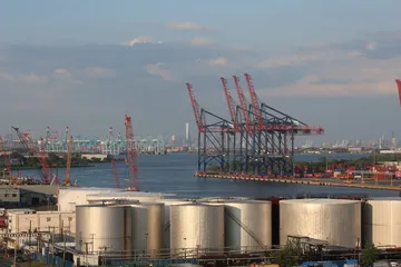 Các bể chứa dầu tại cảng New York & New Jersey ở New York, Mỹ. THX/TTXVN phát