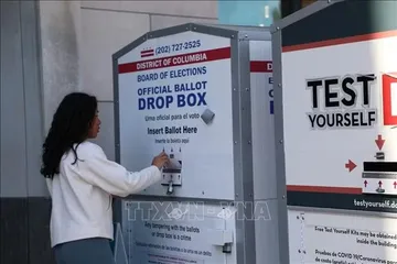 Cử tri bỏ phiếu qua hòm thư của USPS tại điểm bầu cử Thư viện Cleveland Park, Washington D.C. Ảnh tư liệu: TTXVN 