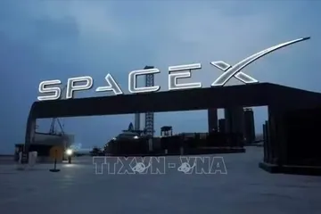 Biểu tượng của Tập đoàn SpaceX tại cổng vào trung tâm vũ trụ Brownsville ở Texas (Mỹ). Ảnh: TTXVN