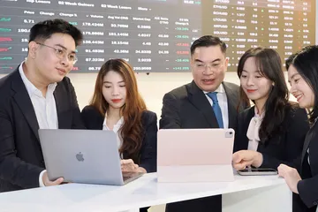 Nhà đầu tư theo dõi biến động các chỉ số và cổ phiếu trên thị trường chứng khoán. Ảnh: HOÀNG HÙNG