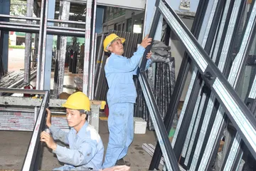 Sản xuất cửa tại Công ty CP kỹ thuật cửa Huynh Đệ (phường Tam Thắng, TPHCM). Ảnh: QUANG VŨ