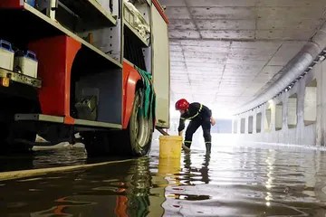Lực lượng Cảnh sát PCCC và CNCH Công an TPHCM điều động bơm, phương tiện hút tiêu thoát nước tại một điểm ngập. Ảnh: CÔNG AN TPHCM