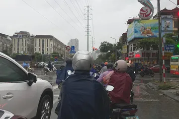 Cơn mưa lớn tại Hà Nội, chiều 10-7. Ảnh: PHÚC HẬU