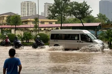 Một đoạn trên đường Tố Hữu ngập nước, sáng sớm 17-9. Ảnh: PHƯƠNG THÚY