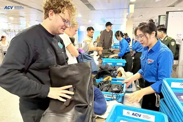 Khách quốc tế làm thủ tục soi chiếu hành lý tại sân bay Tân Sơn Nhất