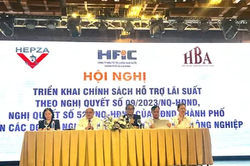 Lãnh đạo HFIC và sở ban ngành đối thoại với doanh nghiệp tại hội nghị. Ảnh MINH XUÂN