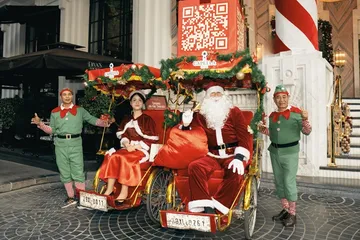 Ông già Noel ghé Capella trên chiếc xích-lô truyền thống của Hà Nội