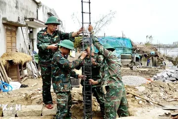 Lực lượng quân đội thực hiện xây nhà cho người dân vùng lũ ở Gia Lai. (Ảnh: Sỹ Thắng/TTXVN) 