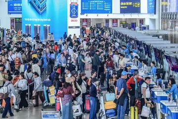 Hành khách làm thủ tục đi máy bay tại Cảng Hàng không quốc tế Nội Bài.