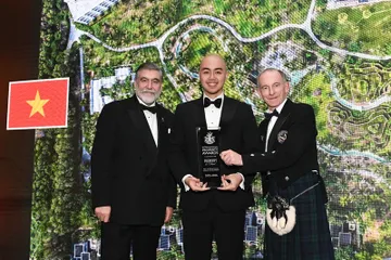 Đại diện SonKim Land nhận giải thưởng dự án nghỉ dưỡng quốc tế xuất sắc nhất của IPA.