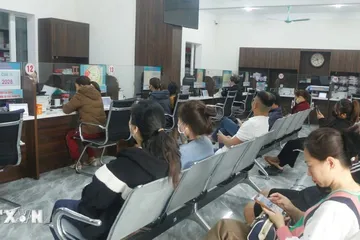 Cuối năm, nhu cầu nhân lực tăng đột biến do doanh nghiệp dồn lực hoàn thành đơn hàng cuối năm và sự xuất hiện của các đơn vị mới đi vào hoạt động. (Ảnh: Bích Huệ/TTXVN) 