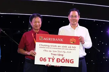 Ông Phạm Trung Kiên, Phó trưởng Văn phòng Đại diện Agribank khu vực miền Nam trao bảng tượng trưng tặng kinh phí an sinh xã hội trên địa bàn TPHCM.
