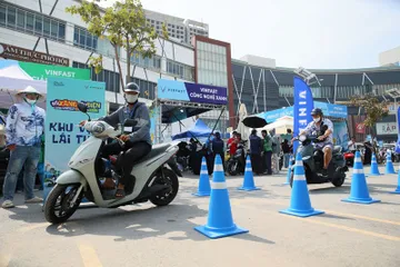 Sự kiện “Đổi xăng lấy điện - Cùng VinFast kiến tạo tương lai xanh” tại Aeon Mall Bình Tân thu hút hàng trăm lượt khách đến lái thử và chốt mua xe máy điện