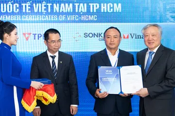 Đại diện SonKim Group vinh dự nhận chứng chỉ thành viên sáng lập tại buổi lễ ra mắt VIFC TPHCM