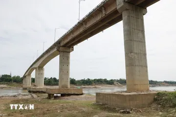 Cầu sông Lô có dấu hiệu xuống cấp nghiêm trọng và đã phải tạm dừng lưu thông. (Ảnh: Tạ Toàn/TTXVN)