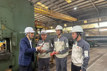 Lãnh đạo Công đoàn Hà Nội kiểm tra và chúc Tết ngày làm việc đầu xuân Bính Ngọ.