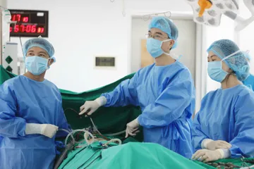 Các bác sĩ phẫu thuật nội soi khẩn cấp loại bỏ khối thai cho người bệnh.