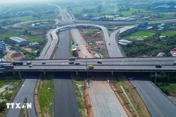Tuyến Vành đai 3 TPHCM, đoạn qua tỉnh Tây Ninh đang dần hoàn thiện, góp phần tăng cường kết nối giao thông vùng kinh tế trọng điểm phía Nam. (Ảnh: Giang Phương/TTXVN)