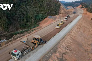 Giá xăng dầu tăng sốc vì xung đột Trung Đông, công trường giao thông đối mặt nguy cơ chậm tiến độ.