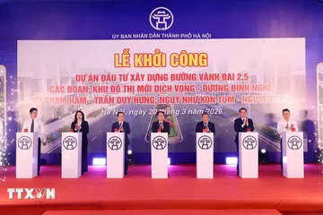 Các đại biểu thực hiện nghi thức khởi công dự án. (Ảnh: Văn Điệp/TTXVN)